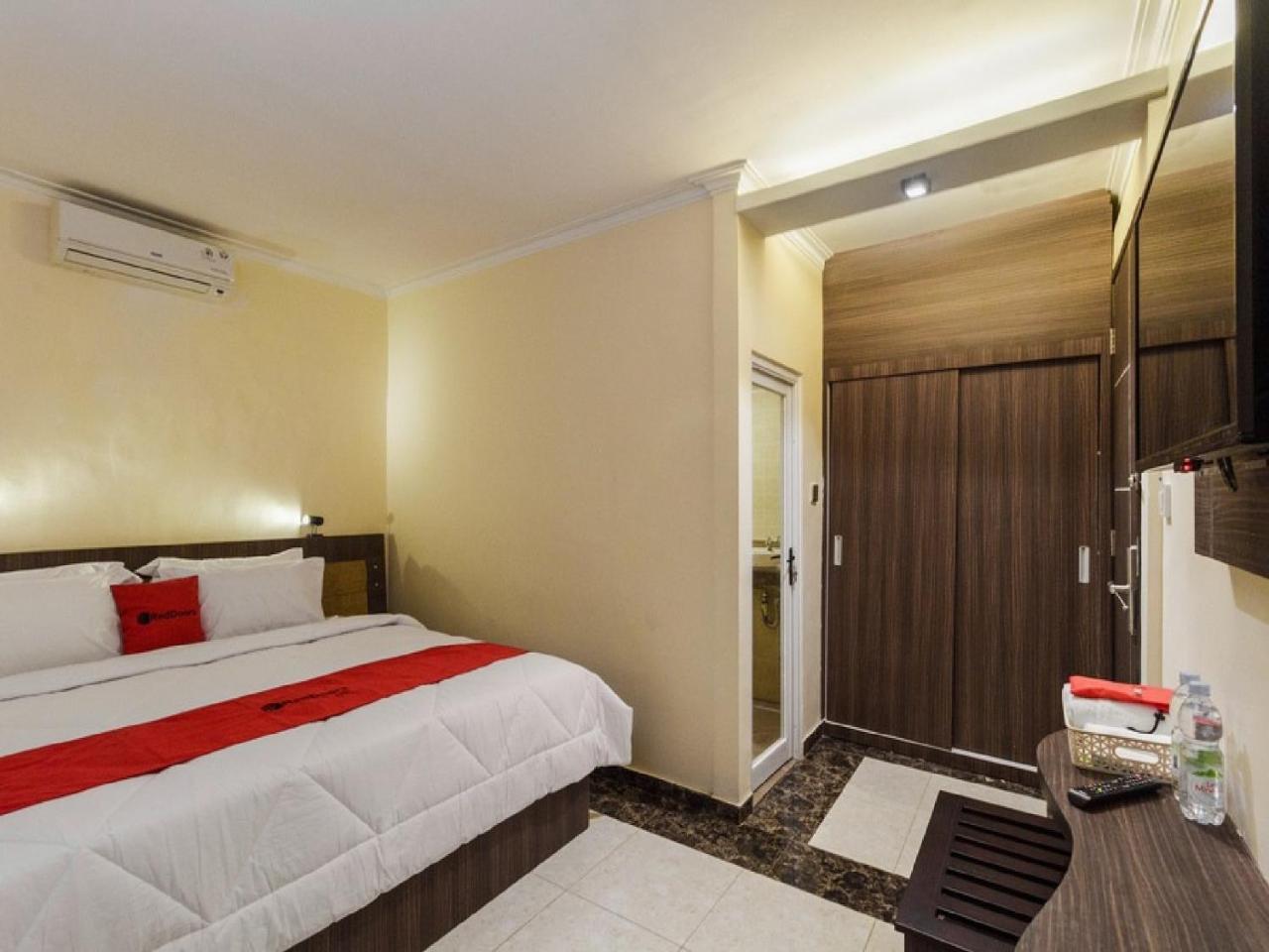 RedDoorz Plus @ Boulevard Panakkukang Makassar Buitenkant foto