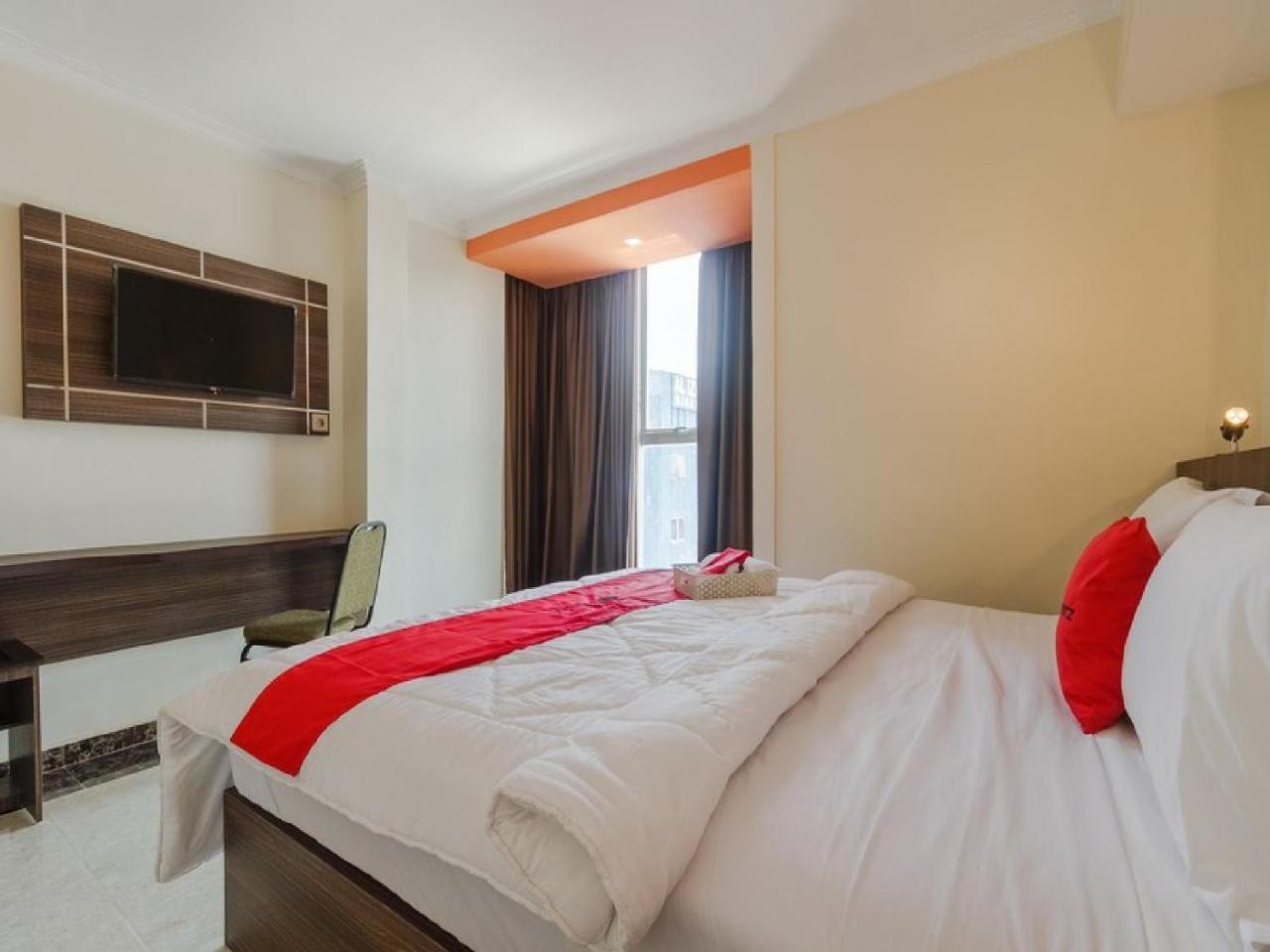 RedDoorz Plus @ Boulevard Panakkukang Makassar Buitenkant foto