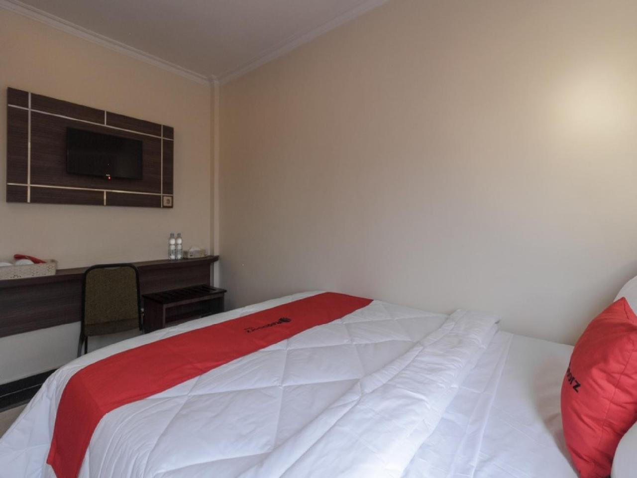 RedDoorz Plus @ Boulevard Panakkukang Makassar Buitenkant foto