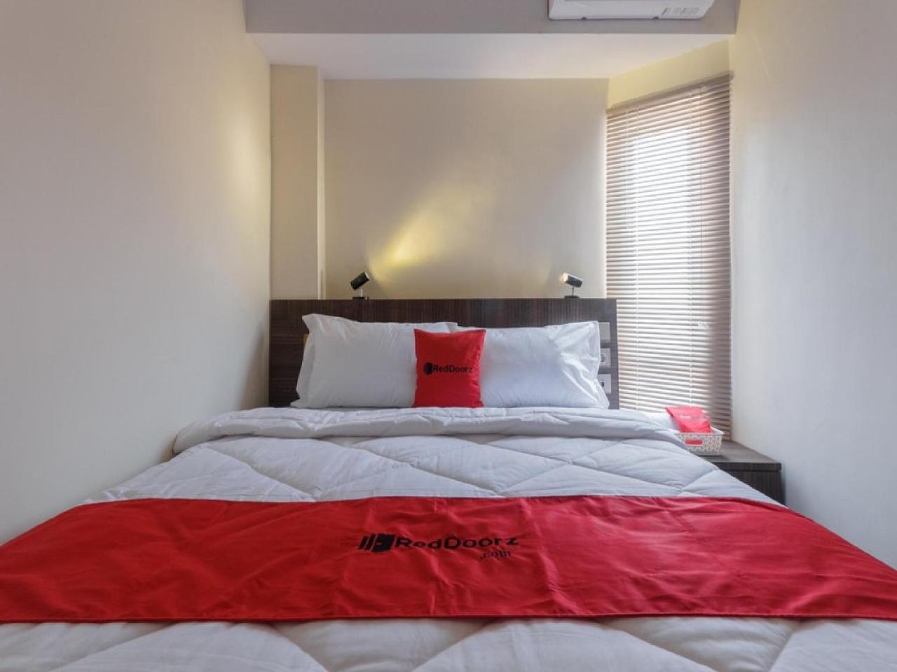 RedDoorz Plus @ Boulevard Panakkukang Makassar Buitenkant foto
