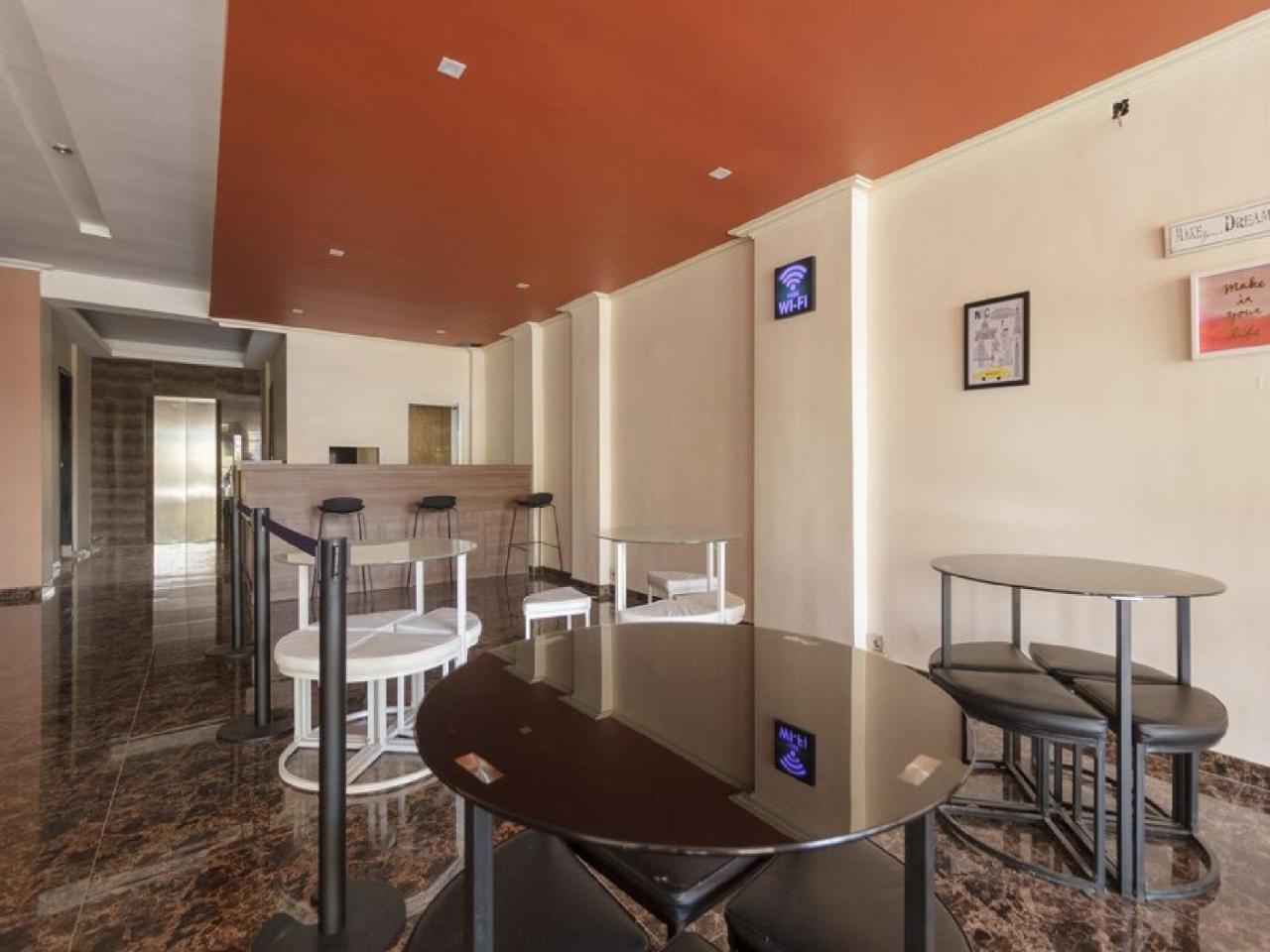 RedDoorz Plus @ Boulevard Panakkukang Makassar Buitenkant foto