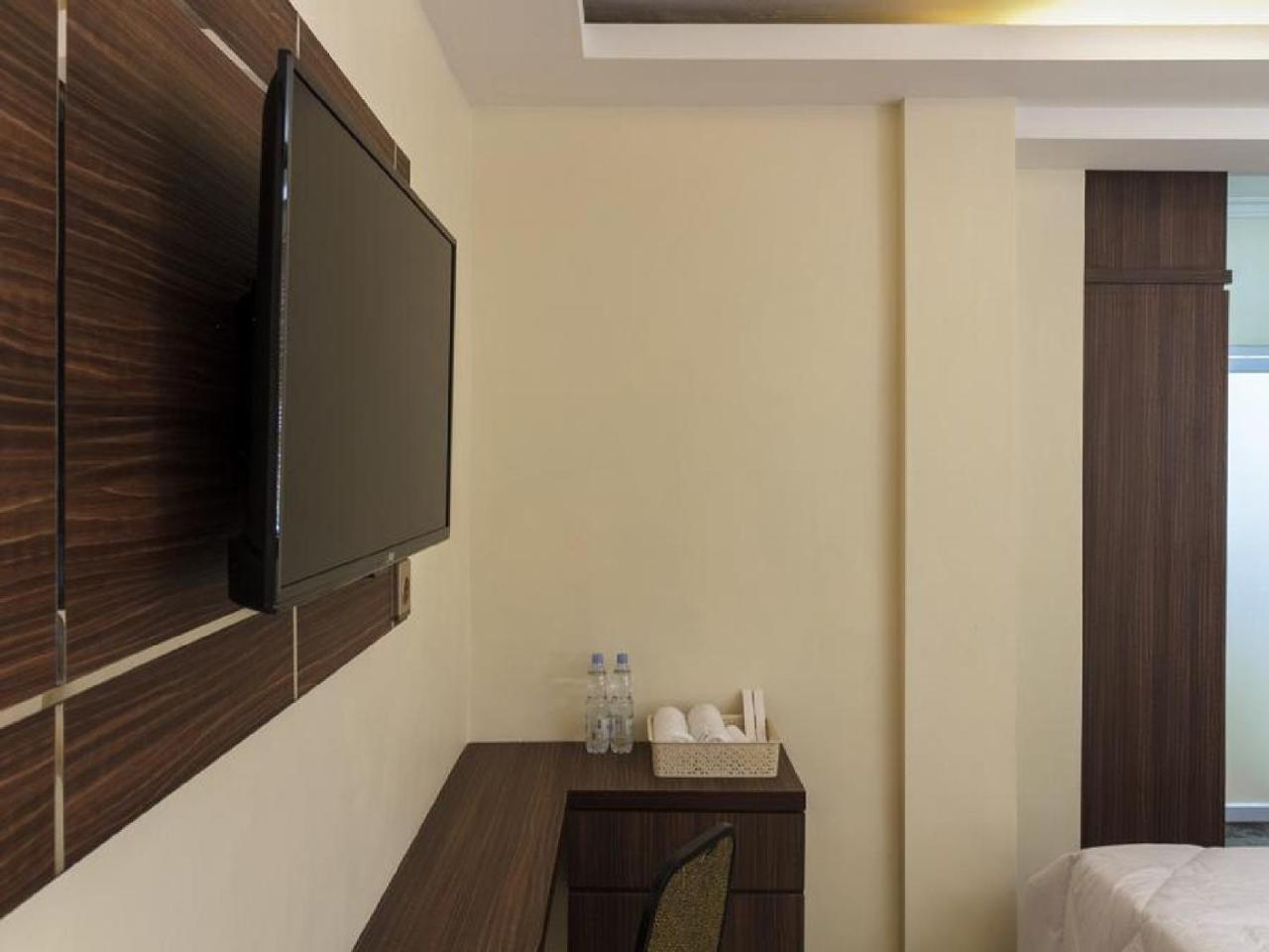 RedDoorz Plus @ Boulevard Panakkukang Makassar Buitenkant foto