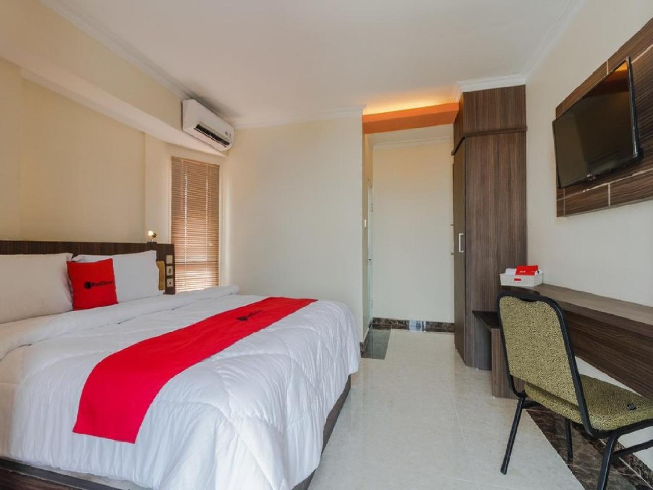 RedDoorz Plus @ Boulevard Panakkukang Makassar Buitenkant foto