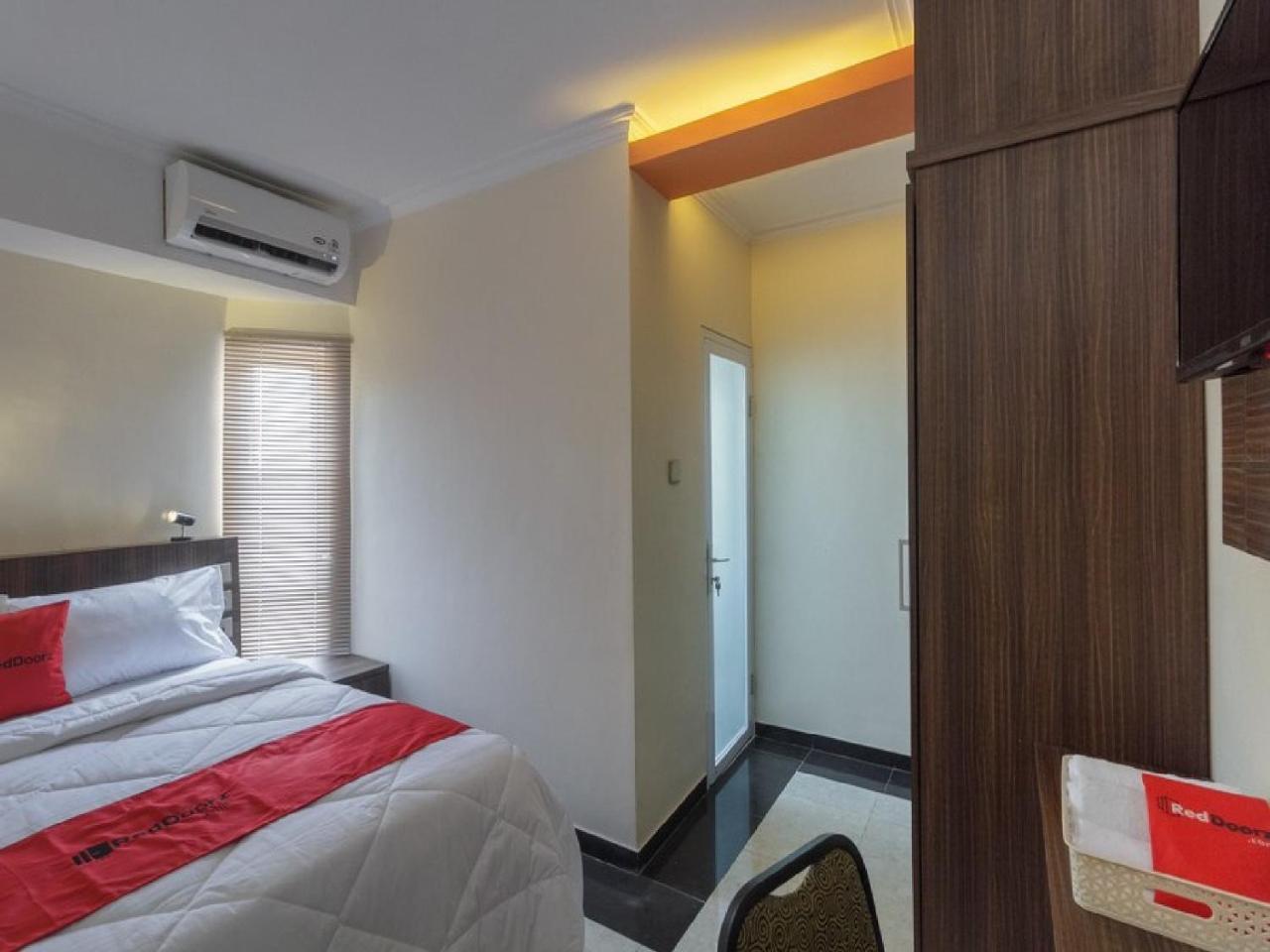 RedDoorz Plus @ Boulevard Panakkukang Makassar Buitenkant foto
