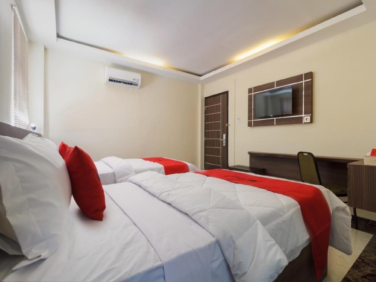 RedDoorz Plus @ Boulevard Panakkukang Makassar Buitenkant foto
