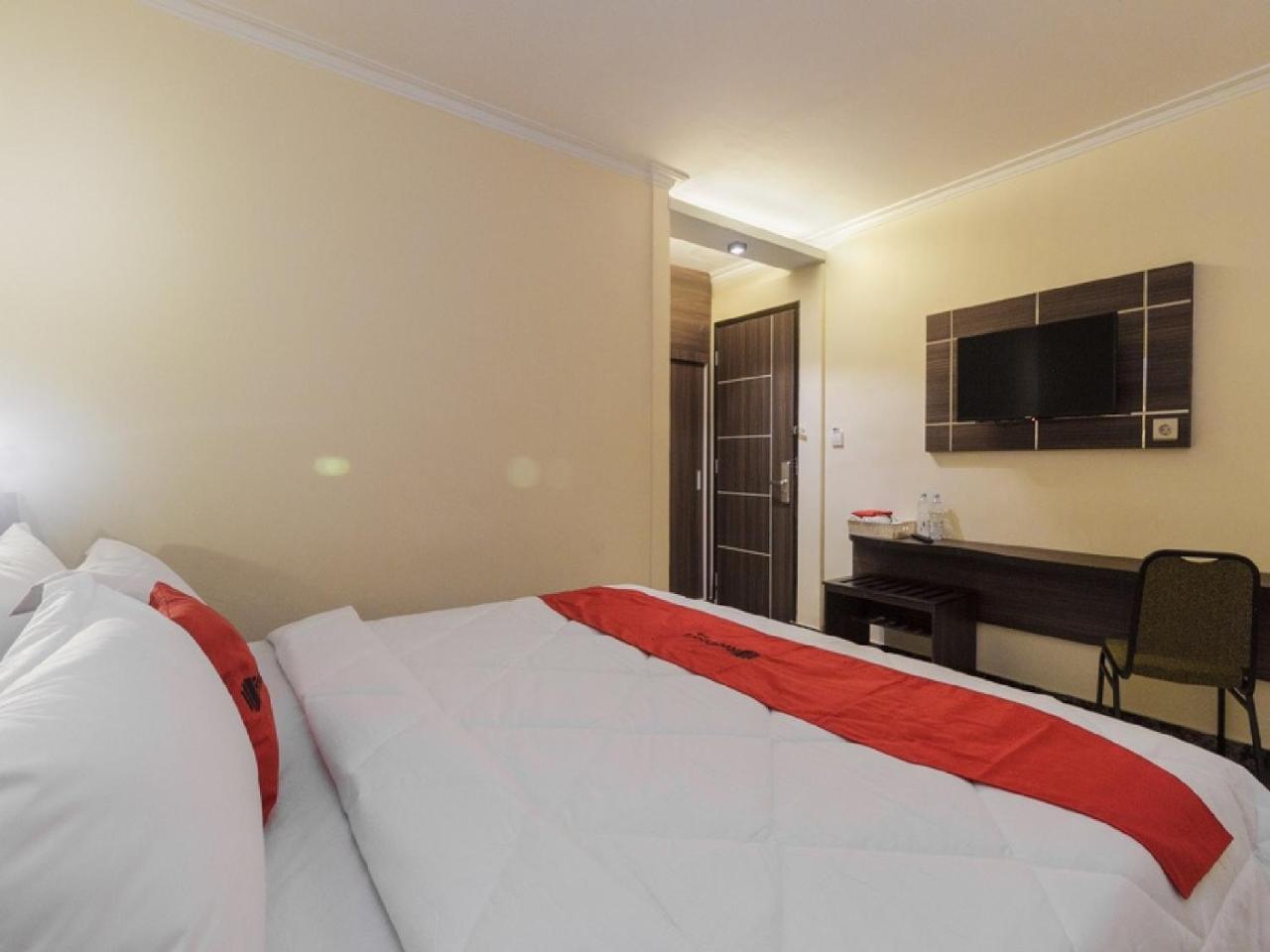 RedDoorz Plus @ Boulevard Panakkukang Makassar Buitenkant foto