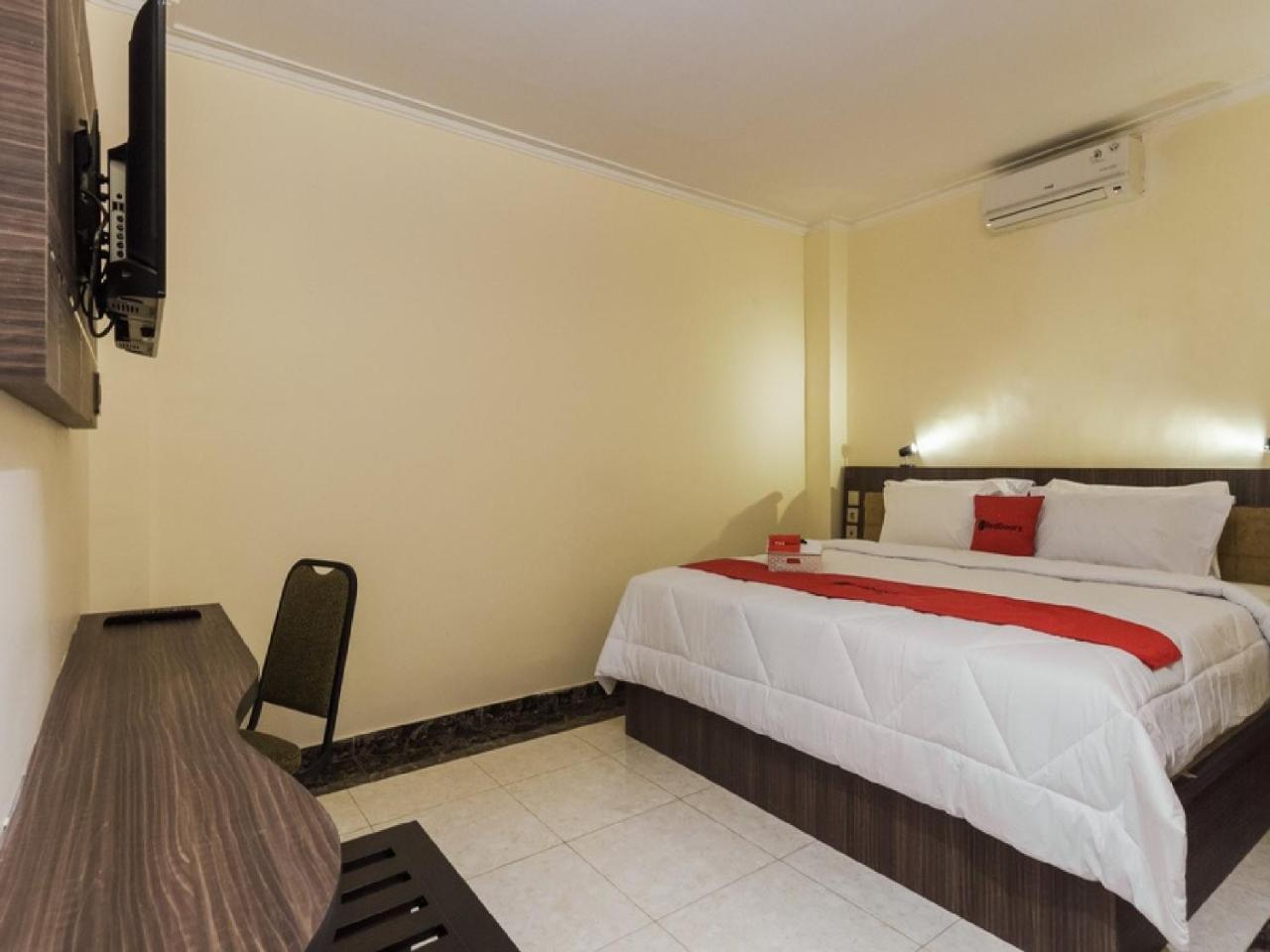 RedDoorz Plus @ Boulevard Panakkukang Makassar Buitenkant foto