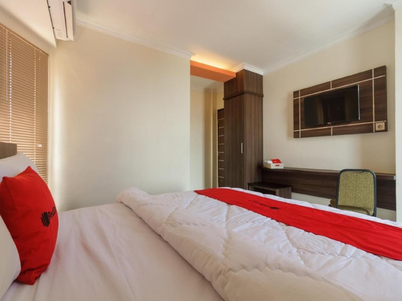 RedDoorz Plus @ Boulevard Panakkukang Makassar Buitenkant foto
